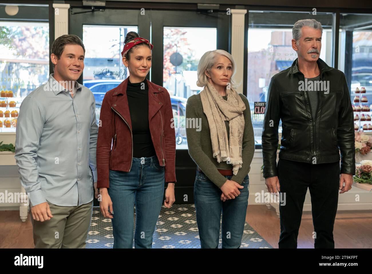 Adam Devine, Nina Dobrev, Ellen Barkin et Pierce Brosnan Banque D'Images