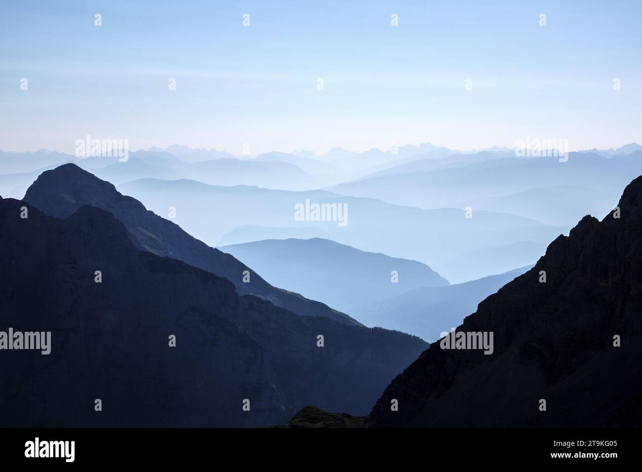 Profils de montagne, couches. Pics montagneux du Trentin. Alpes italiennes. Europe. Banque D'Images