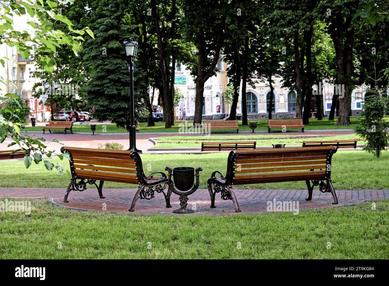 Deux bancs en bois face à face avec une poubelle entre les deux. Banque D'Images