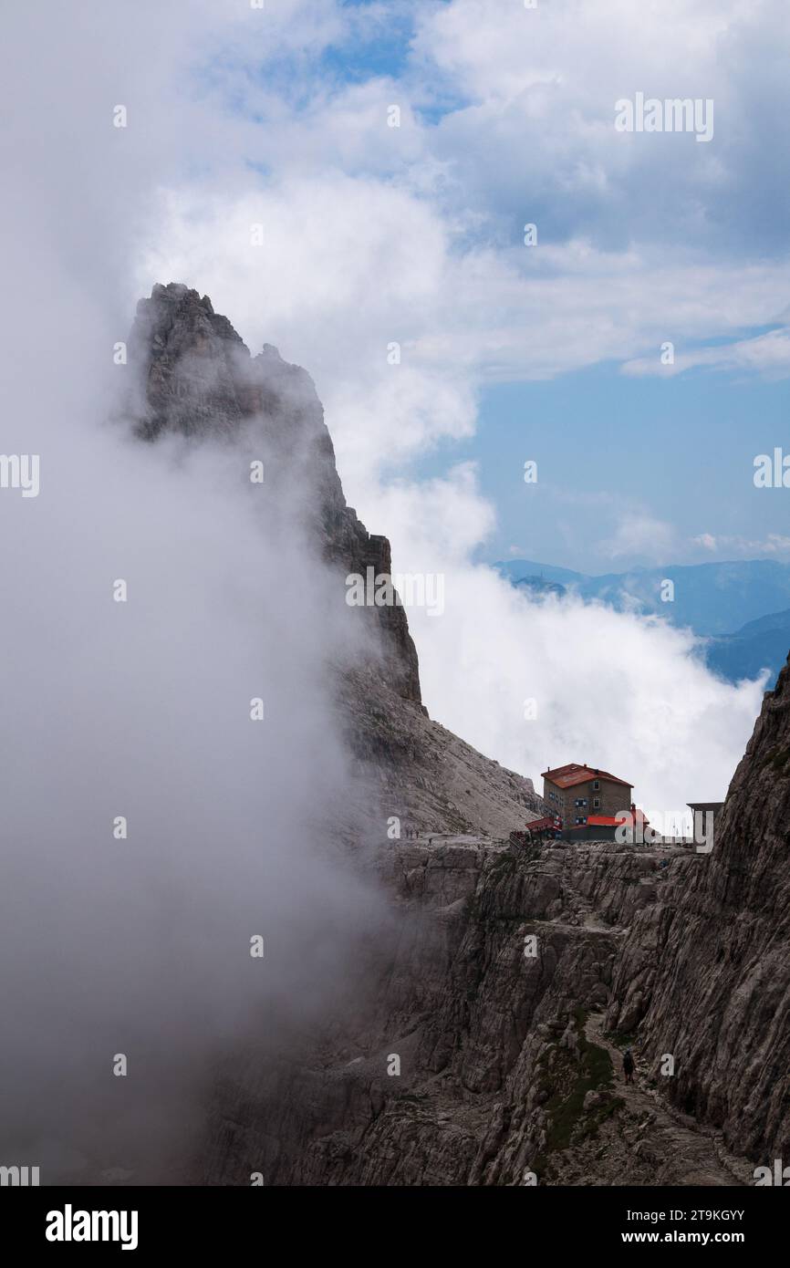 Paysage de montagne. Le refuge alpin Tosa-Pedrotti dans les Dolomites de Brenta. Nuages et rochers. Trentino. Alpes italiennes. Europe. Banque D'Images