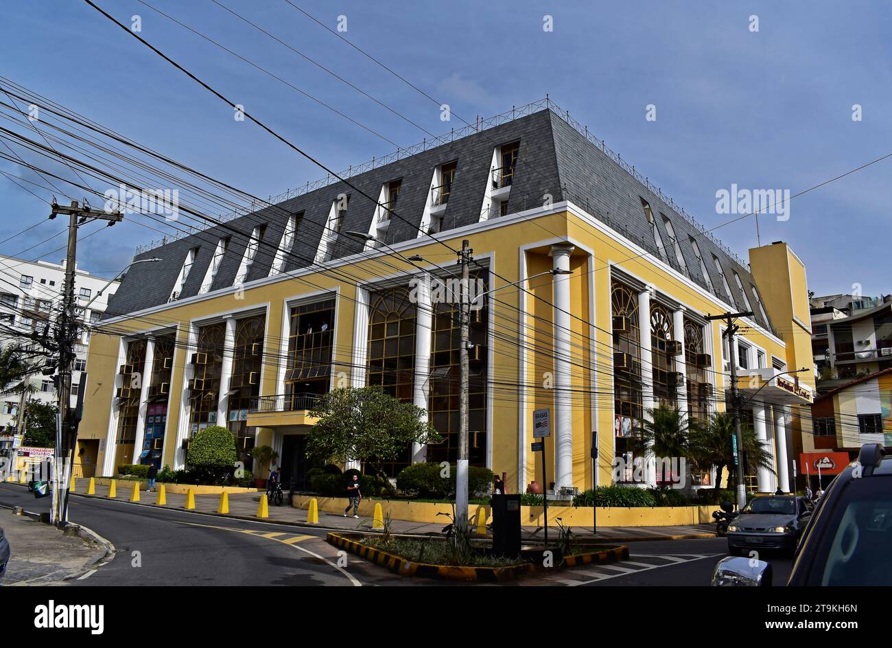 TERESOPOLIS, RIO DE JANEIRO, BRÉSIL - 22 mai 2023 : façade du centre commercial dans le centre-ville Banque D'Images