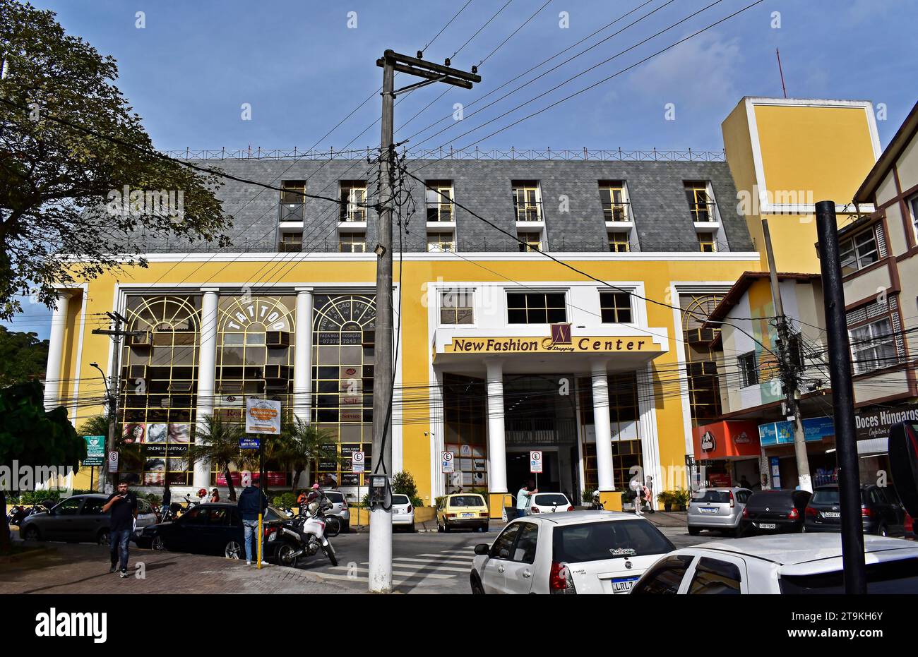 TERESOPOLIS, RIO DE JANEIRO, BRÉSIL - 22 mai 2023 : façade du centre commercial dans le centre-ville Banque D'Images