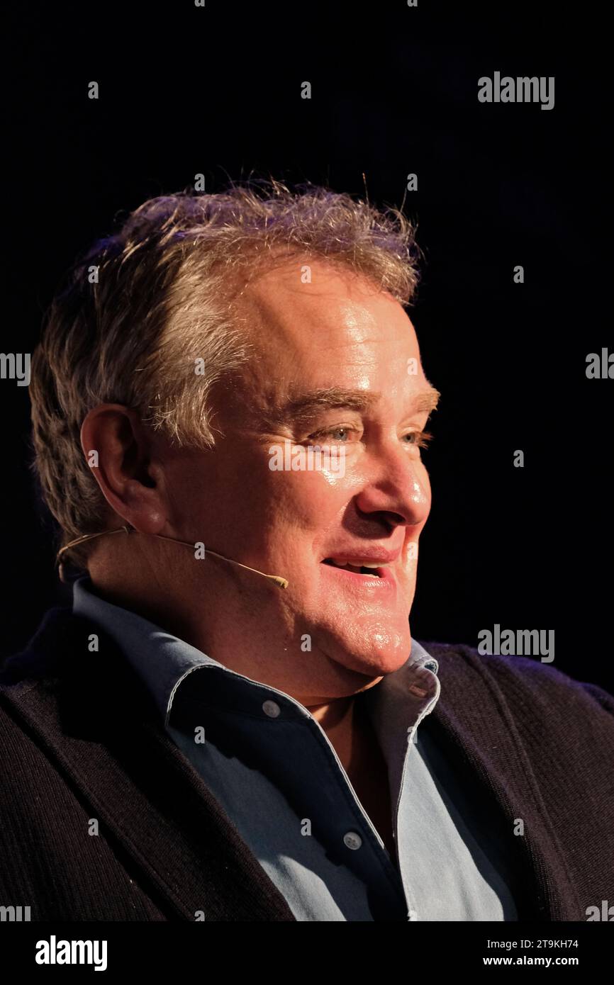 Hay Festival Winter Weekend, Hay on Wye, Powys, pays de Galles, Royaume-Uni – Dimanche 26 novembre 2023 – Hugh Bonneville acteur et auteur parle de sa nouvelle autobiographie Playing Under the Piano - photo Steven May / Alamy Live News Banque D'Images