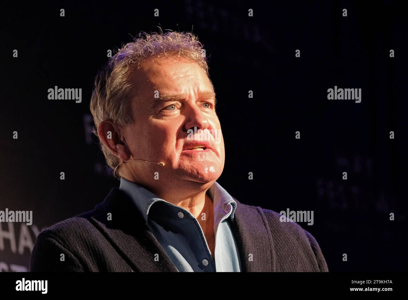 Hay Festival Winter Weekend, Hay on Wye, Powys, pays de Galles, Royaume-Uni – Dimanche 26 novembre 2023 – Hugh Bonneville acteur et auteur parle de sa nouvelle autobiographie Playing Under the Piano - photo Steven May / Alamy Live News Banque D'Images