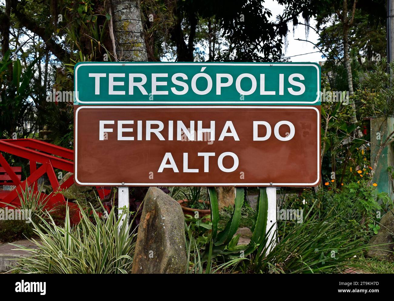 TERESOPOLIS, RIO DE JANEIRO, BRÉSIL - 23 mai 2023 : panneau indiquant l'emplacement d'une foire artisanale traditionnelle Banque D'Images