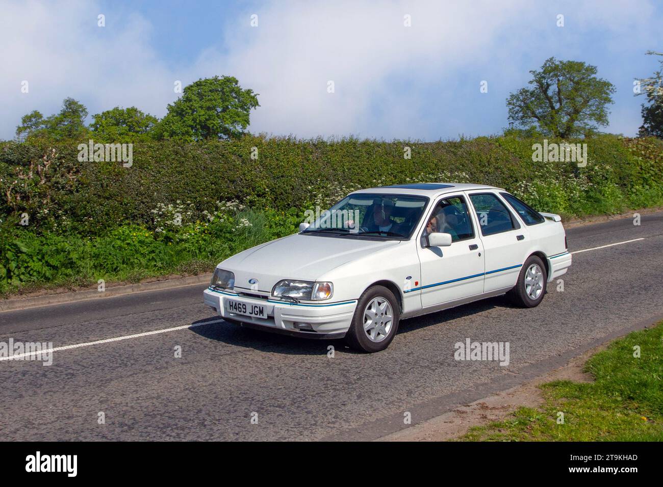 Années 1990 90 blanc British White Ford Sierra Xr4x4 I, berline à quatre portes essence 2933 cc, moteur V6 avec injection mécanique (Bosch K Jetronic) couplé à la propulsion ; Vintage, moteurs classiques restaurés, collectionneurs automobiles passionnés d'automobile, voitures historiques vétérans voyageant dans le Cheshire, Royaume-Uni Banque D'Images