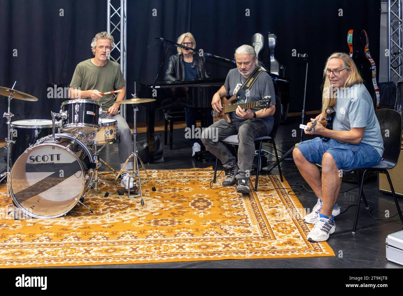 Die Rockband Silly mit Ronny Dehn, Ritchie Barton, Jäcki Reznicek und Uwe Hassbecker L-R proben mit Dresdner Jugendsinfonie-Orchester des Heinrich-Schütz-Konservatoriums unter musikalischer Leitung von Prof. Milko Kersten für die HOPE-Gala, die Am 28.10.23 in Dresden stattfindet. *** Le groupe de rock Silly avec Ronny Dehn, Ritchie Barton, Jäcki Reznicek et Uwe Hassbecker L. R. répète avec l'Orchestre symphonique des jeunes de Dresde du Conservatoire Heinrich Schütz sous la direction musicale du Prof. Milko Kersten pour le gala de L'ESPOIR, qui a lieu à Dresde en 28 10 23 Banque D'Images