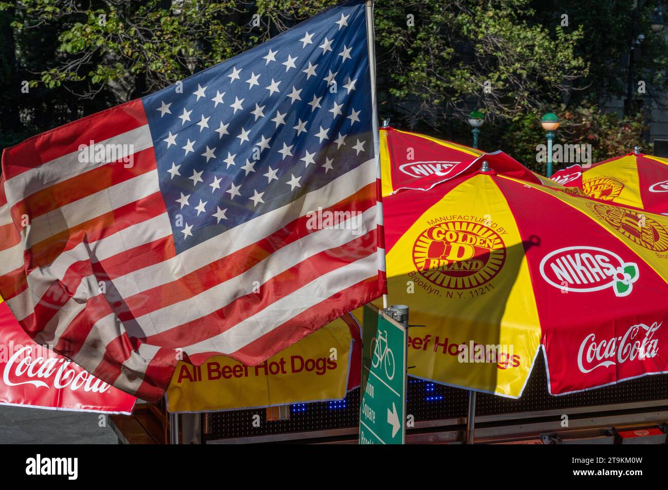 drapeau américain et parasol publicitaire dans la rue new york Banque D'Images