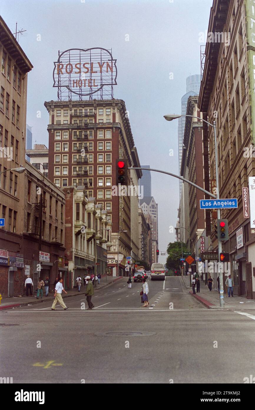 Los Angeles, Californie, États-Unis - 15 octobre 1998 : vue verticale éditoriale archivistique de l'historique Rosslyn Hotel sur la 5e rue dans le centre-ville DE Los ANGELES. Tourné sur film. Banque D'Images