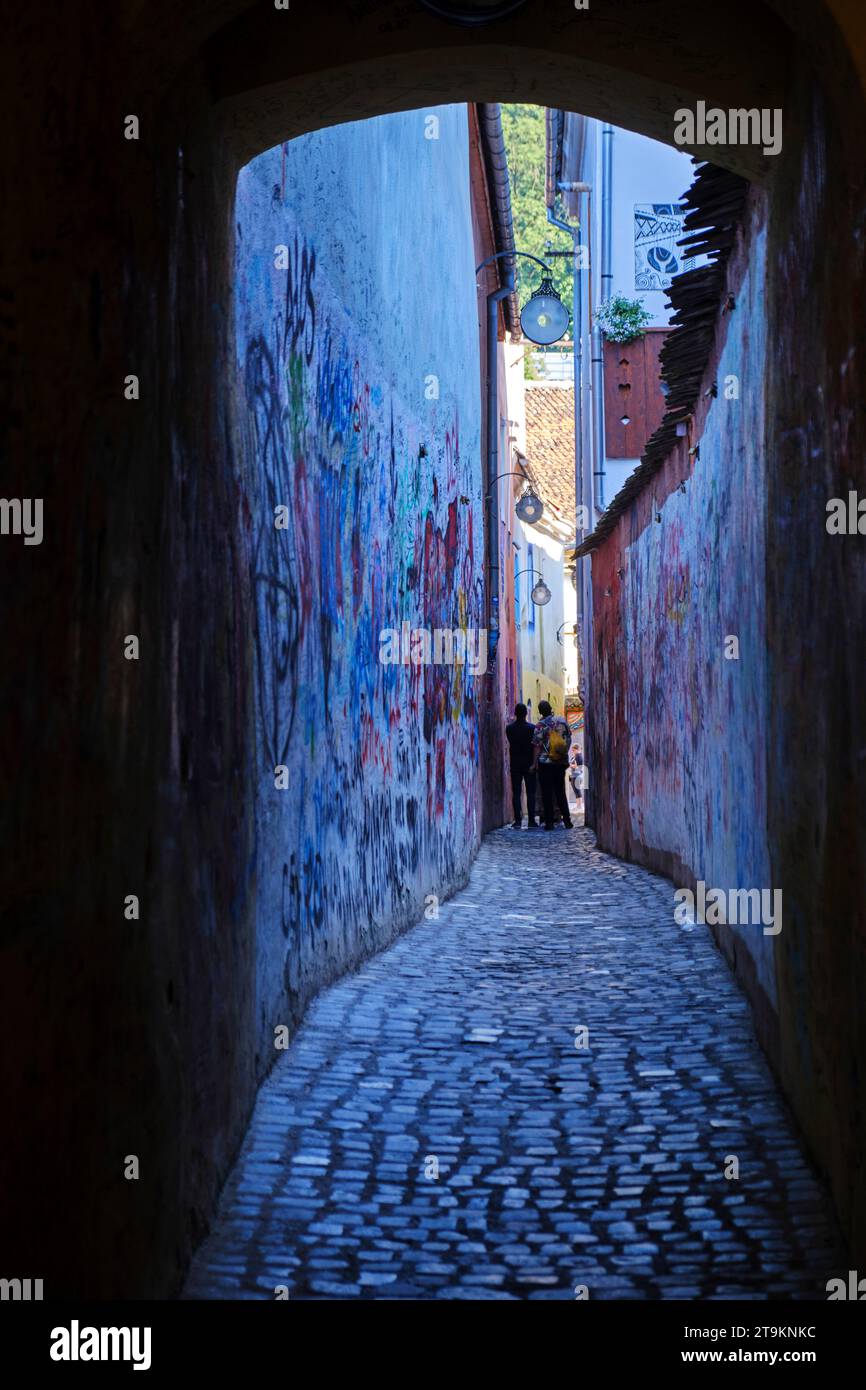 Visiteurs dans la rue la plus étroite de la ville, Strada Sforii, à Brașov, Roumanie 2 août 2023. Photos de Tim Chong Banque D'Images