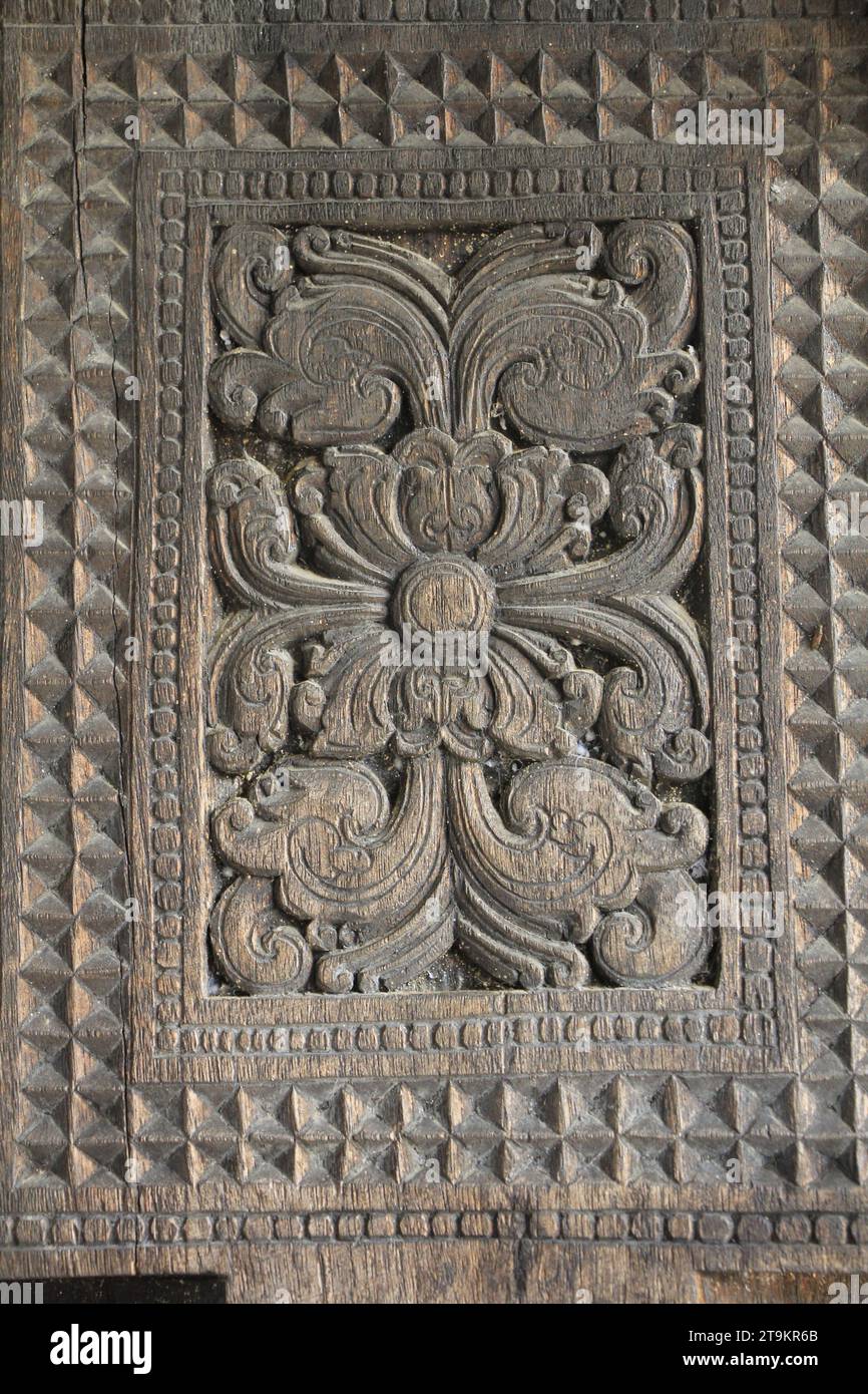 Belle sculpture sur bois sur la porte ancienne dans le temple bouddhiste à Kandy Sri Lanka. Banque D'Images