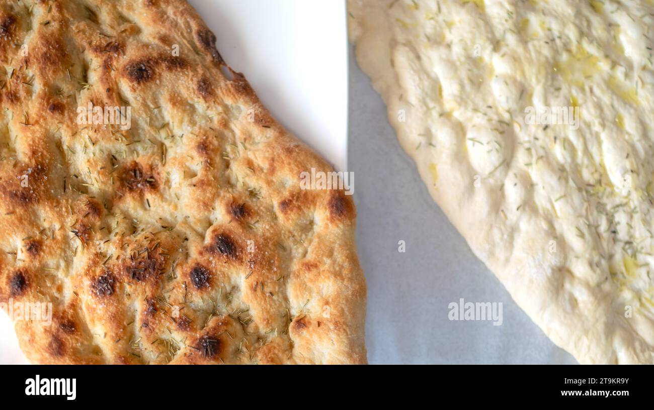 Deux masses typiques italiennes de Focaccia, l'une cuite et l'autre blanche lévitaient ensemble Banque D'Images