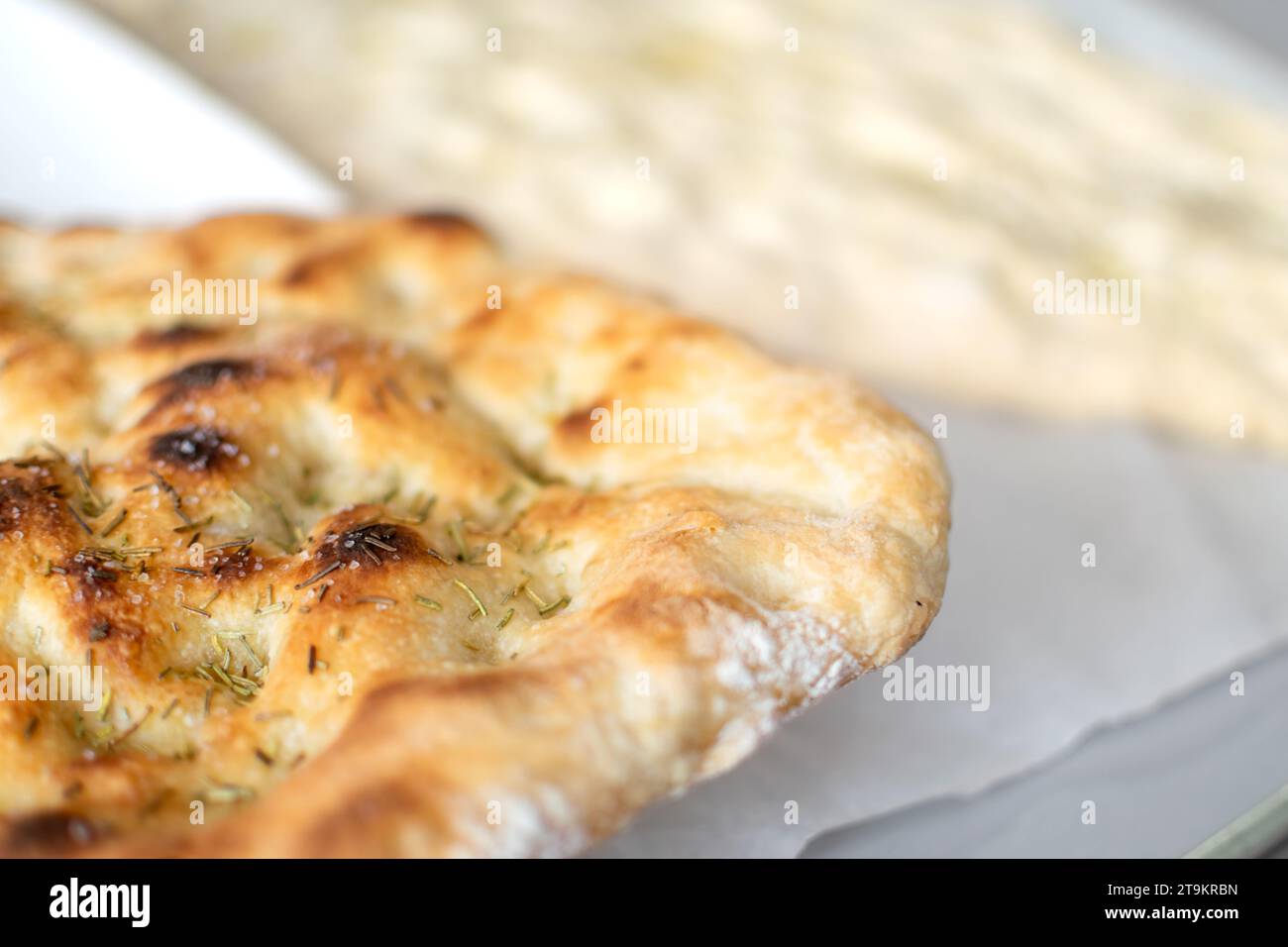 Deux masses typiques italiennes de Focaccia, l'une cuite et l'autre blanche lévitaient ensemble Banque D'Images