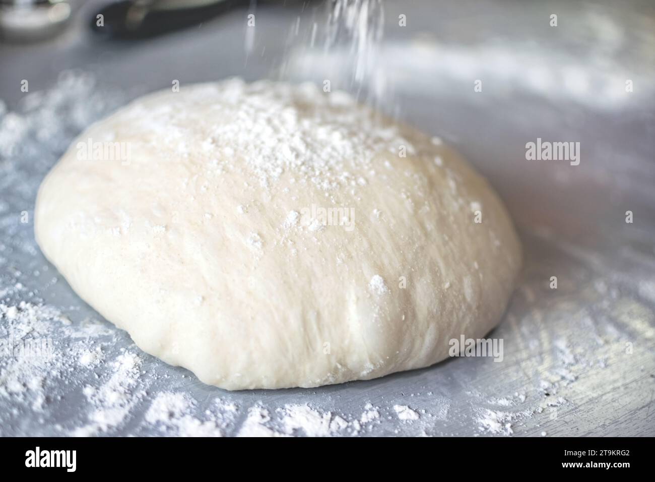 Pâte à pain lévitée et soufflée de forme circulaire et saupoudrée de farine Banque D'Images