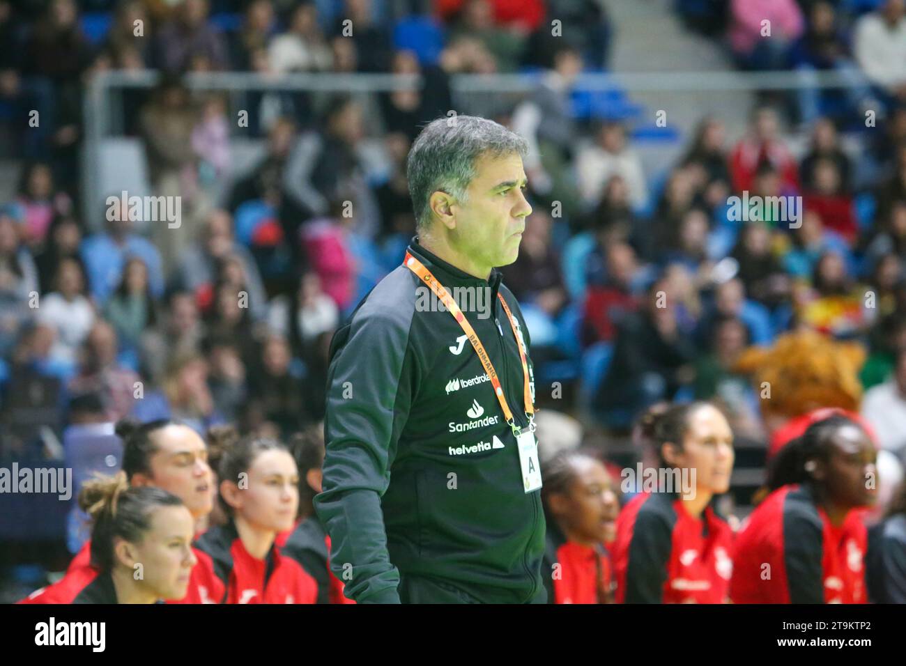 Santander, Espagne, 26 novembre 2023 : l'entraîneur espagnol Ambrosio Martin lors de la 3e journée du Tournoi international féminin espagnol 2023 entre l'Espagne et la Serbie, le 26 novembre 2023, au Palacio de los Deportes de Santander, à Santander, Espagne. Crédit : Alberto Brevers / Alamy Live News. Banque D'Images