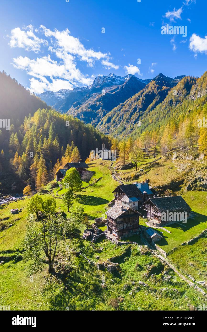 Vue aérienne de la Peccia, un petit village walser dans le Val Vogna, Riva Valdobbia, Valsesia, province de Vercelli, Piémont, Italie, Europe. Banque D'Images