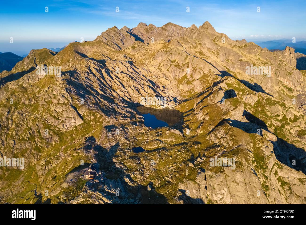 Vue aérienne de la zone près de Rifugio Benigni au lever du soleil. Ornica, Val Salmurano, Val Brembana, Alpi Orobie, Bergame, Bergame province, Lombardie, Italie, Banque D'Images