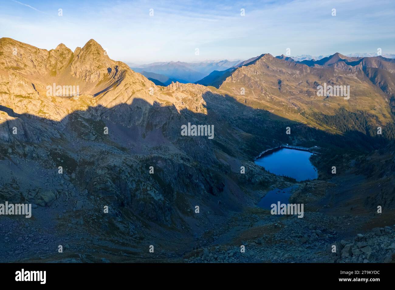 Vue aérienne du Pizzo di Trona et du Laghi di Trona au coucher du soleil. Ornica, Val Salmurano, Val Brembana, Alpi Orobie, Bergame, province de Bergame, Lombardie, Banque D'Images