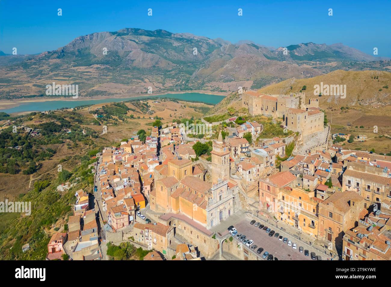 Vue aérienne de l'ancien château de Caccamo, district de Palerme, Sicile, Italie. Banque D'Images