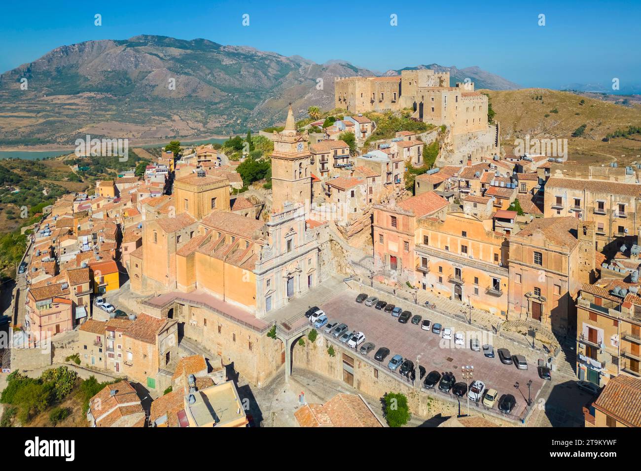 Vue aérienne de l'ancien château de Caccamo, district de Palerme, Sicile, Italie. Banque D'Images