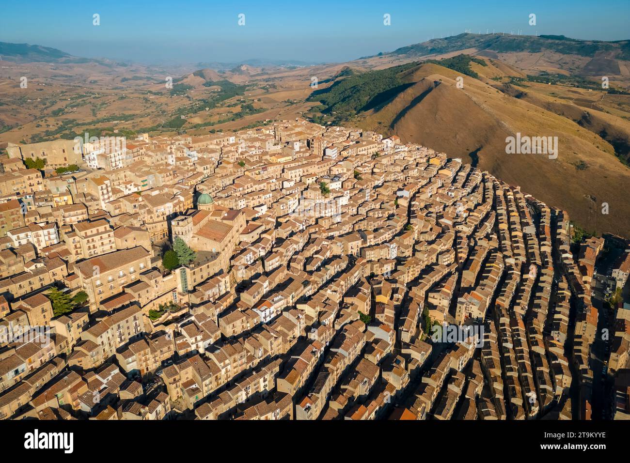 Vue aérienne des maisons labyrinthiques de la vieille ville de Gangi, district de Palerme, Sicile, Italie. Banque D'Images