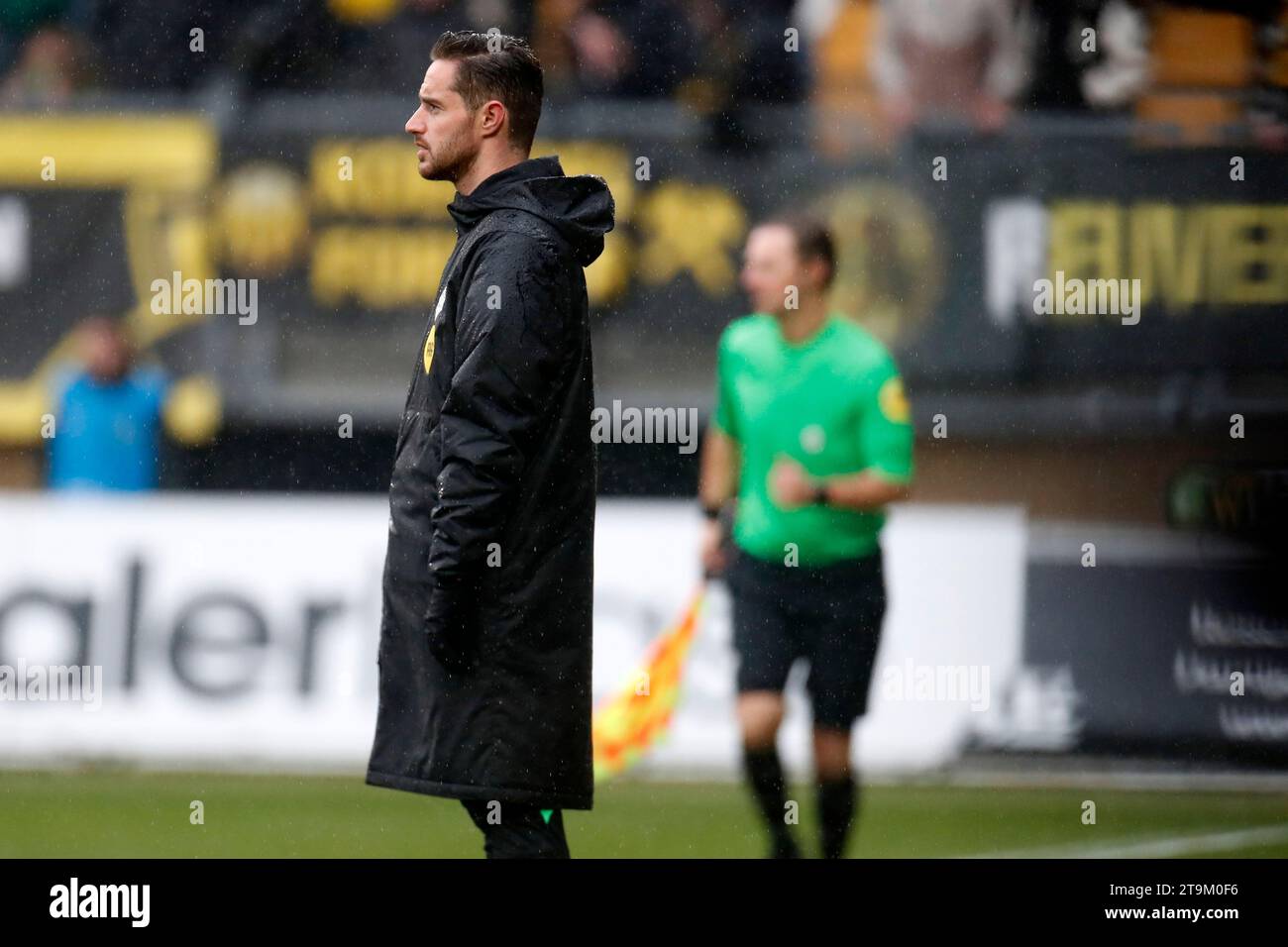 KERKRADE, PAYS-BAS - NOVEMBRE 26 : quatrième officiel Haico Michielsen en action lors du match néerlandais Keuken Kampioen Divisie entre Roda JC Kerkrade et MVV Maastricht au Parkstad Limburg Stadion le 26 novembre 2023 à Kerkrade, pays-Bas. (Photo Orange Pictures) crédit : Orange pics BV/Alamy Live News Banque D'Images