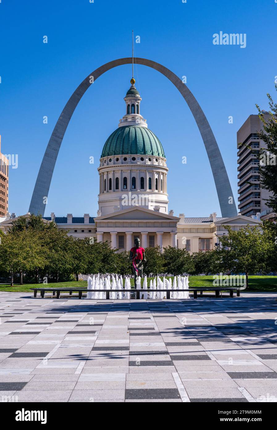 Ancien palais de justice à St Louis Missouri et Gateway Arch avec statue vêtue d'un maillot de football rouge local Banque D'Images