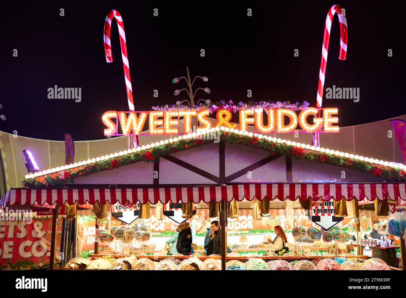 Foire de Noël Blackpool et marché 2023 sur le promontoire du festival Tower. Bonbons et stand de fudge Banque D'Images