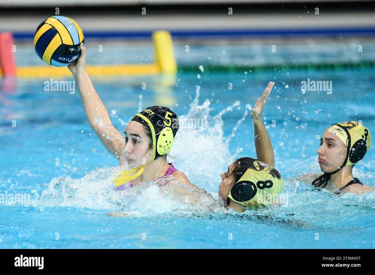 Zagreb, Croatie. 26 novembre 2023. IVA Rozic (L) de ZAVK Mladost contrôle le ballon lors du match de water-polo pour la médaille de bronze entre ZAVK Mladost et Sport Lisboa e Benfica à la LEN Challenger Cup Women à Zagreb, Croatie, le 26 novembre 2023. Crédit : Josip Regovic/PIXSELL via Xinhua/Alamy Live News Banque D'Images