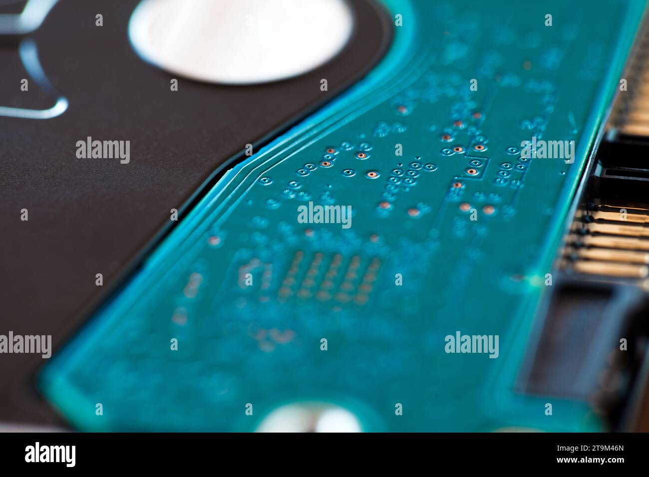 Carte de circuit imprimé électronique verte sur disque dur hdd, macro gros plan, effet bokeh, mise au point sélective Banque D'Images