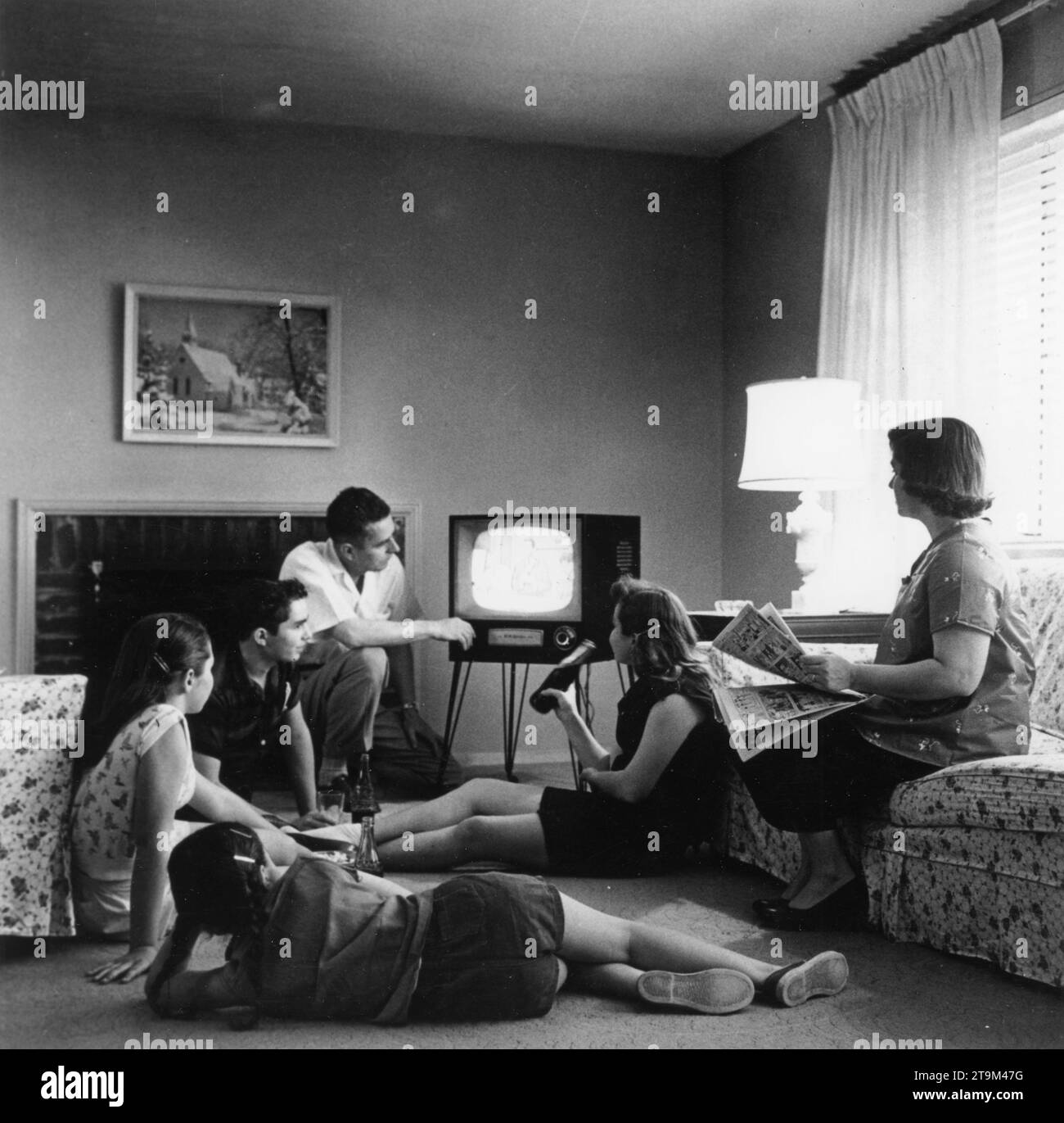 Vienne, va. James S. Thomas et sa famille regardent la télévision dans le salon de leur maison. Photo USIA/Bumgardner 1958 Banque D'Images