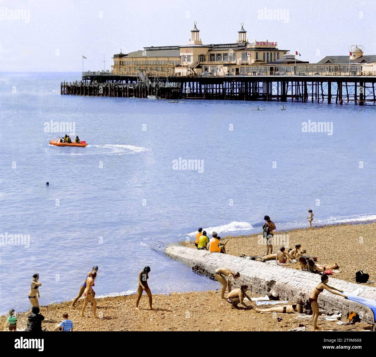 Photo en couleur de la plage de Hastings avec jetée telle qu'elle était en 1977. Banque D'Images