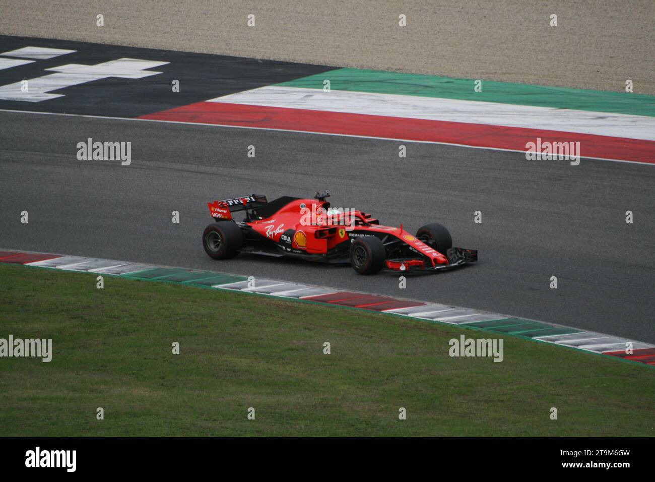 Photo prise sur le circuit du Mugello à l'occasion de l'enregistrement vidéo Ferrari Day. Photo d'une Ferrari SF71H lors d'une démonstration sur piste. Banque D'Images