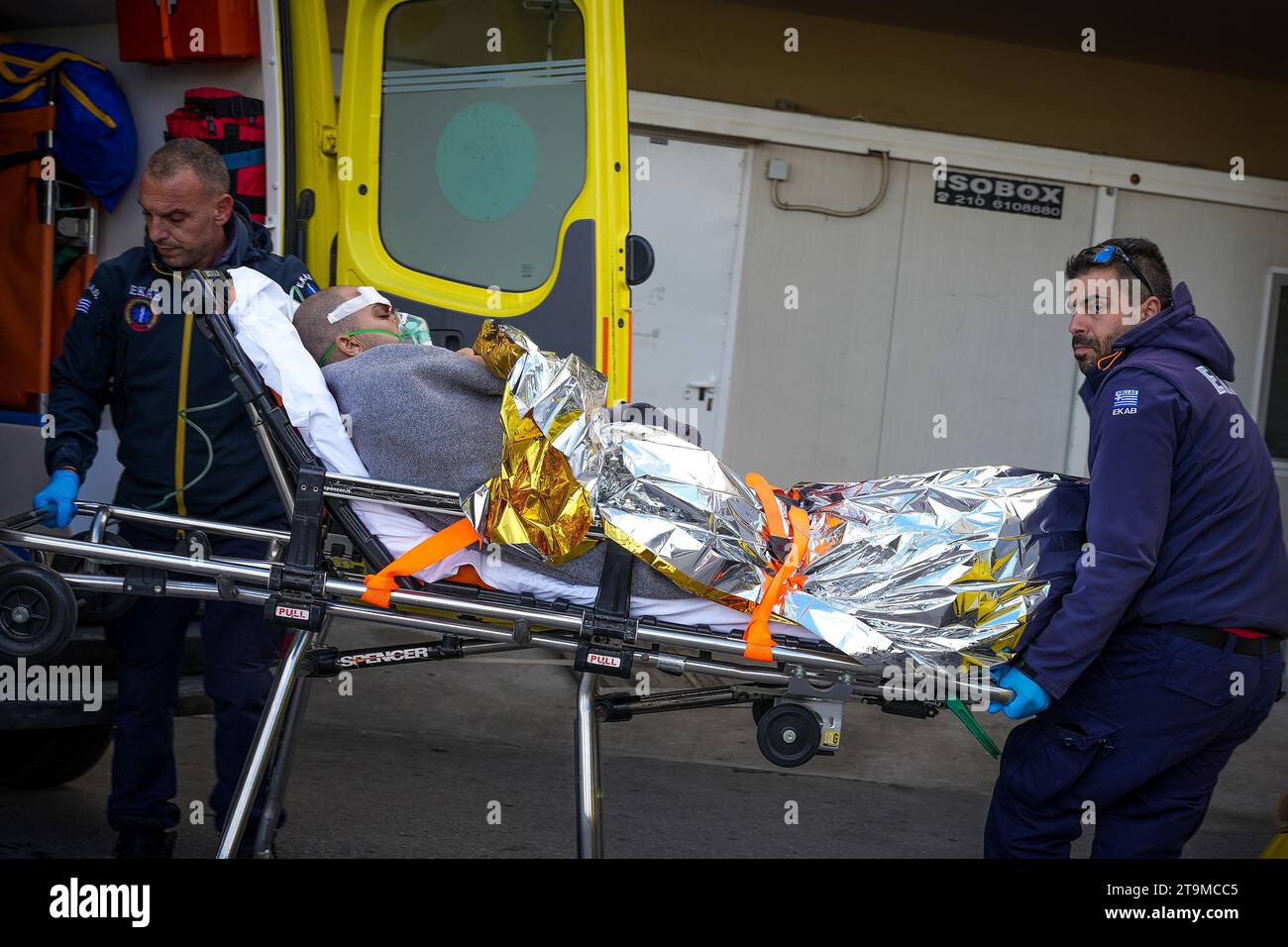 Athènes, Grèce. 26 novembre 2023. Les sauveteurs transfèrent un marin secouru à une ambulance sur l’île de Lesbos, en mer Égée, en Grèce, le 26 novembre 2023. Treize membres d'équipage à bord d'un cargo sont portés disparus après le naufrage du navire au large de l'île de Lesbos, dans la mer Égée, dimanche. Un marin a été secouru par un hélicoptère de la marine hellénique et a été emmené dans un hôpital local, a rapporté l'agence de presse nationale grecque AMNA. Crédit : Panagiotis Balaskas/Xinhua/Alamy Live News Banque D'Images