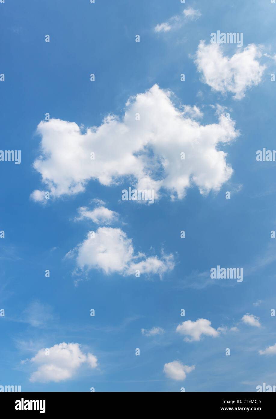 Ciel avec nuages blancs. Idéal pour arrière-plan. Banque D'Images
