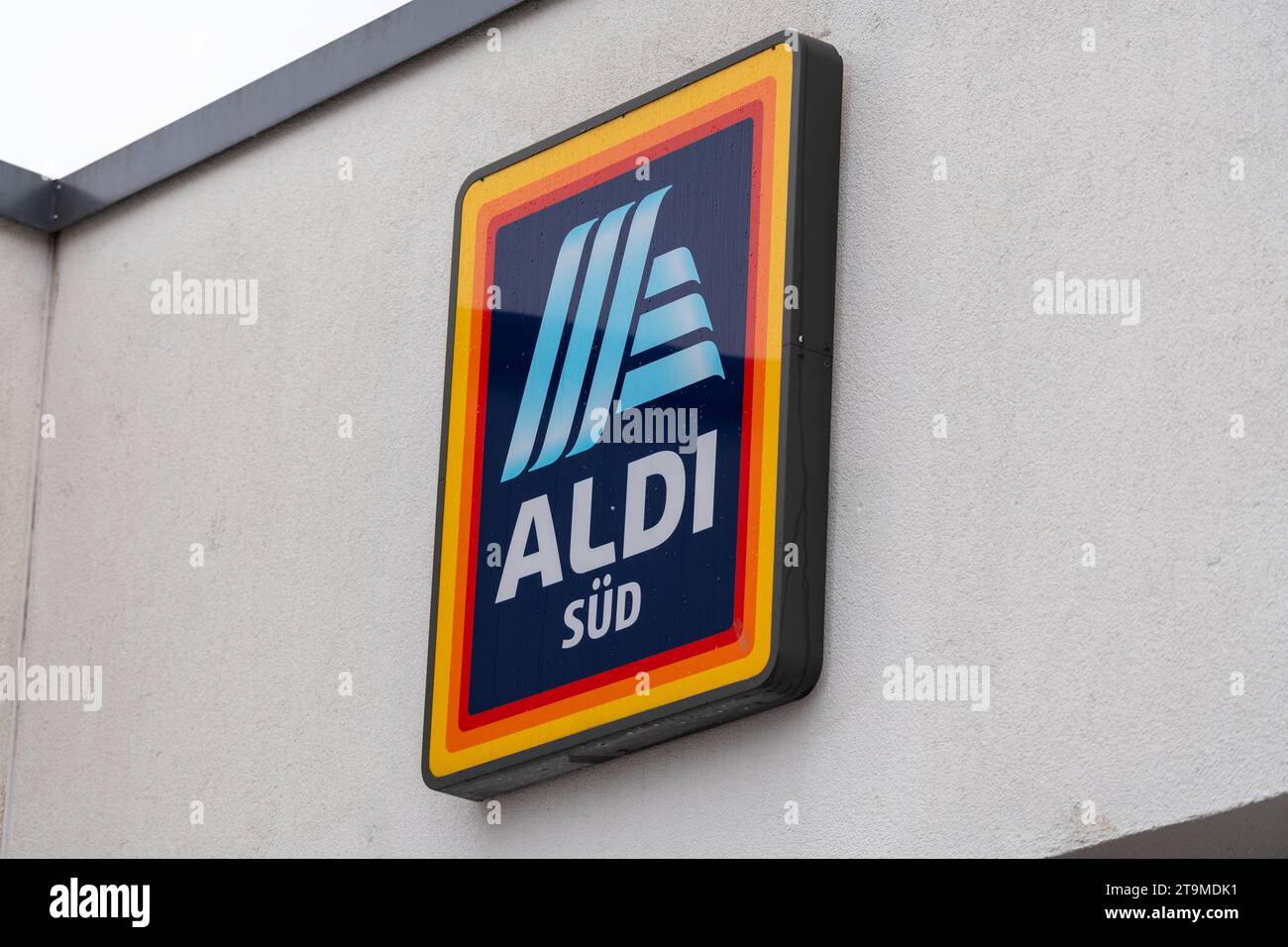 Parsdorf, Bavière, Allemagne - 26 novembre 2023 : Aldi Süd discounter alimentaire et logo de supermarché *** Aldi Süd Lebensmittel discounter und Supermarkt logo crédit : Imago/Alamy Live News Banque D'Images