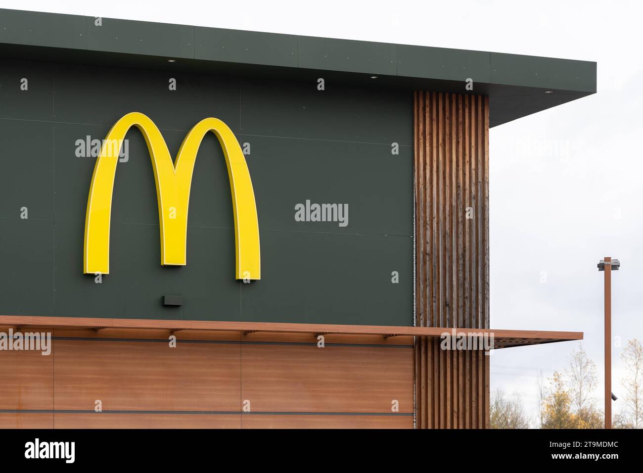 Parsdorf, Bavière, Allemagne - 26 novembre 2023 : logo du restaurant McDonald's fast food et Burger *** logo du restaurant Mc Donalds fastfood und Burger Banque D'Images