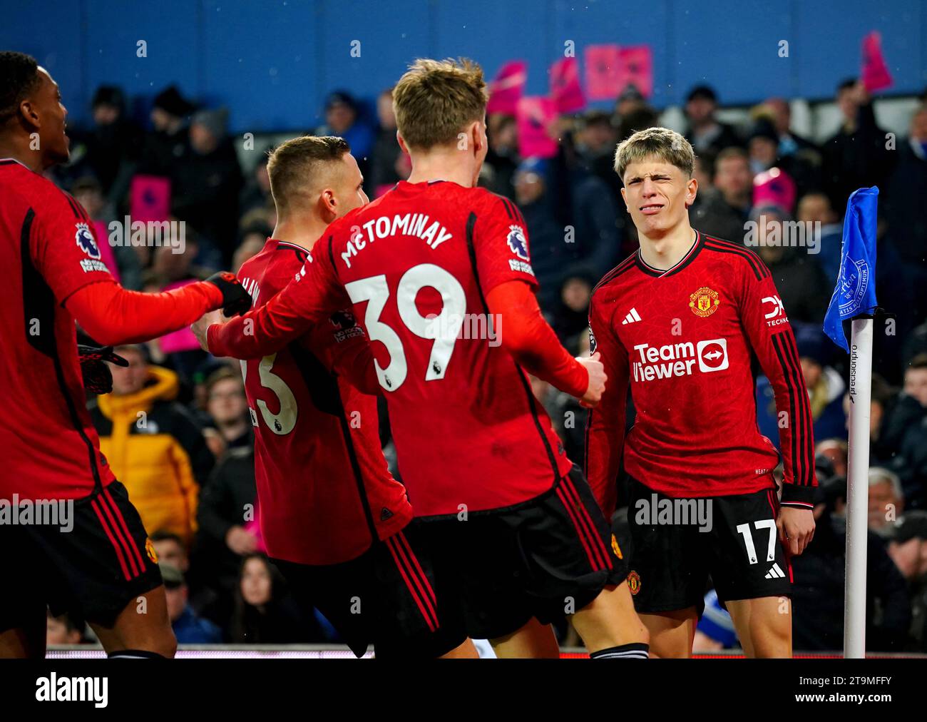 Alejandro Garnacho (à droite) de Manchester United célèbre après avoir marqué le premier but de leur équipe du match avec un coup de pied au-dessus de la tête lors du match de Premier League à Goodison Park, Liverpool. Date de la photo : dimanche 26 novembre 2023. Banque D'Images