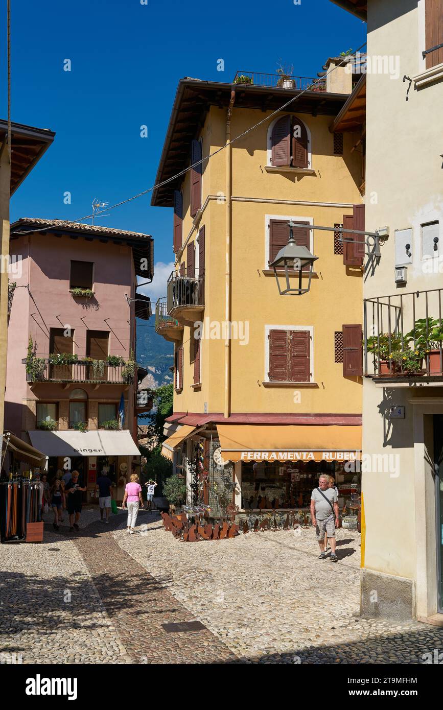 Touristes dans les ruelles de la vieille ville populaire de Malcesine sur le lac de Garde en Italie Banque D'Images