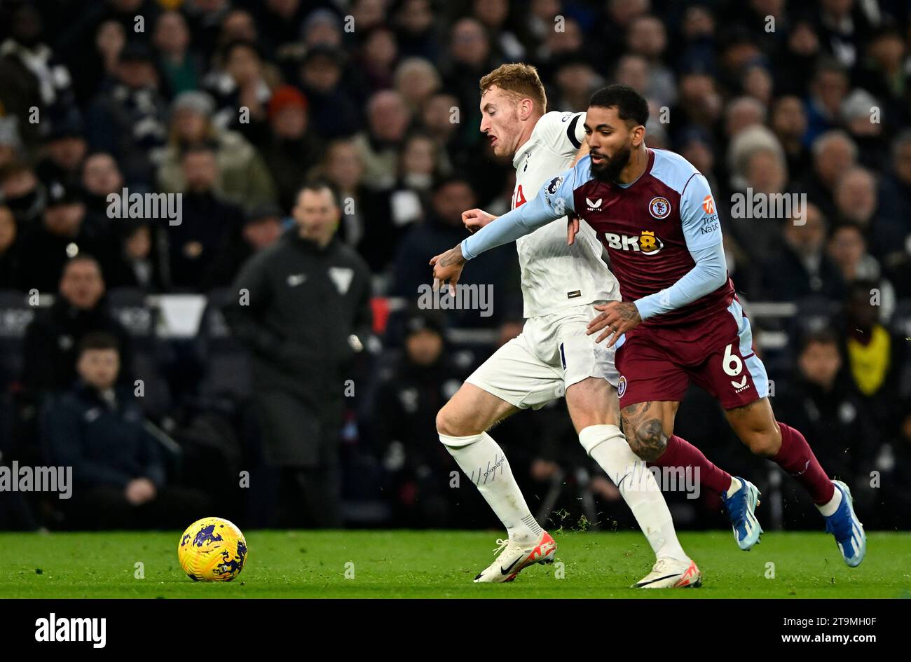 Londres, Royaume-Uni. 26 novembre 2023. Douglas Luiz (Villa) et Dejan Kulusevski (Tottenham) lors du match de Tottenham V Aston Villa Premier League au Tottenham Hotspur Stadium. Crédit : MARTIN DALTON/Alamy Live News Banque D'Images