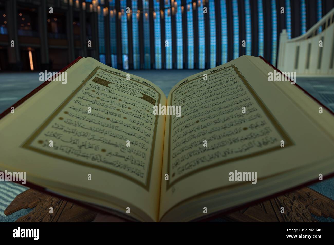 Photo concept islamique. La vue du Saint Coran dans une mosquée. Ramadan kareem ou photo conceptuelle eid mubarak. Istanbul Turkiye - 10.28.2023 Banque D'Images