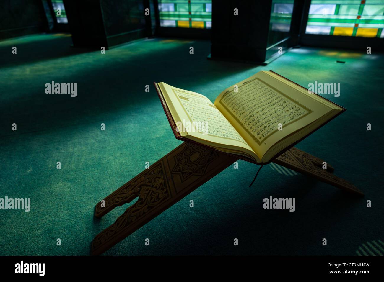 Ramadan ou photo de fond islamique. Le Saint Coran sur le stand de livres dans une mosquée. Istanbul Turkiye - 10.28.2023 Banque D'Images