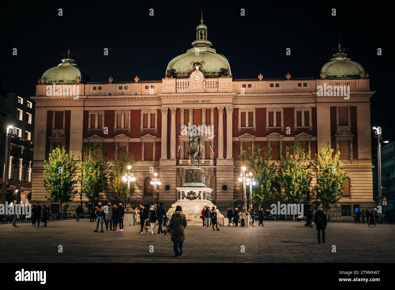 Le Musée national de Serbie la nuit sur la place de la République à Belgrade, Serbie Banque D'Images