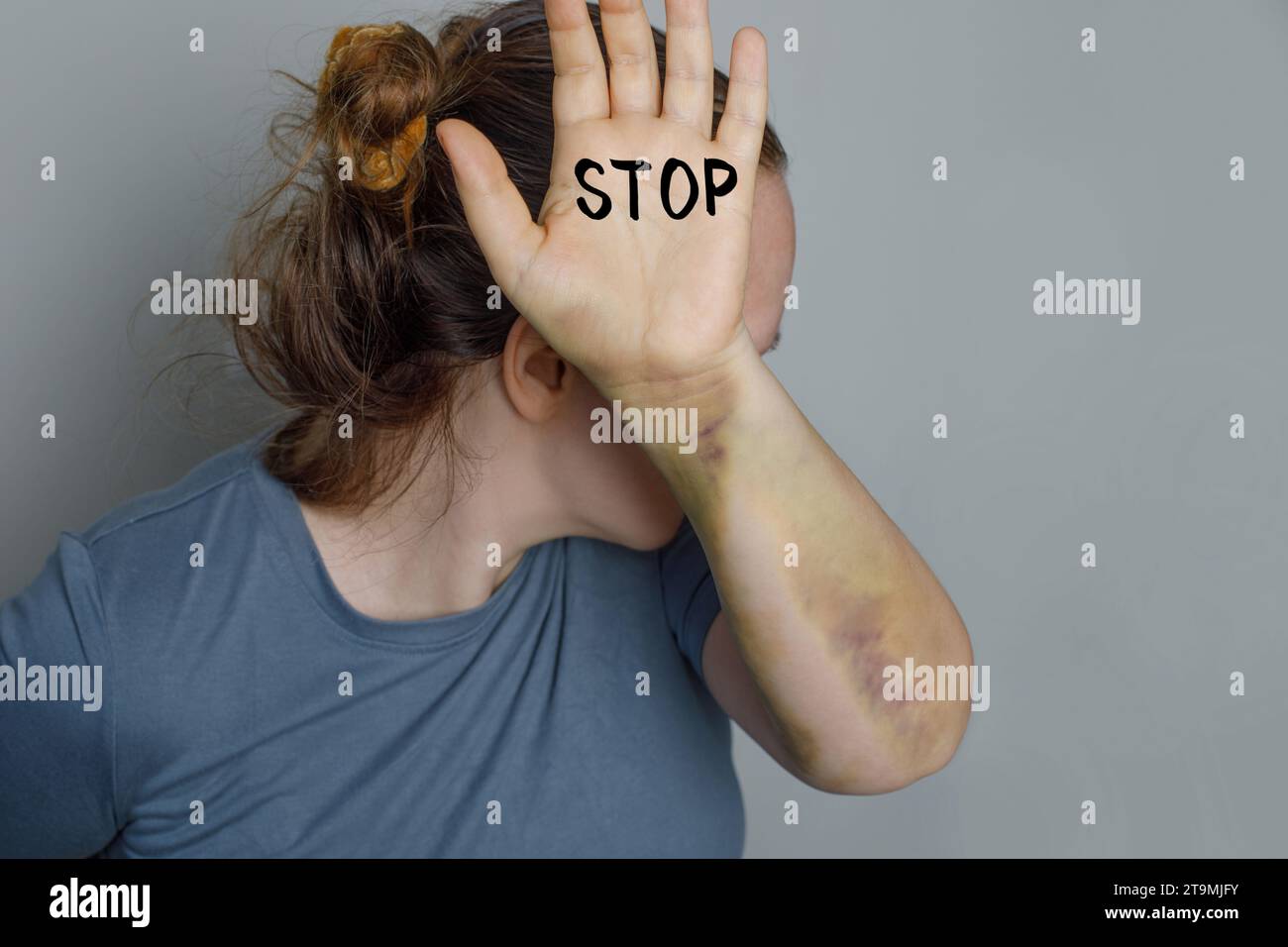 Concept de Stop à la violence à l ' égard des femmes. Femme leva la main avec l'inscription stop pour dissuader. Banque D'Images
