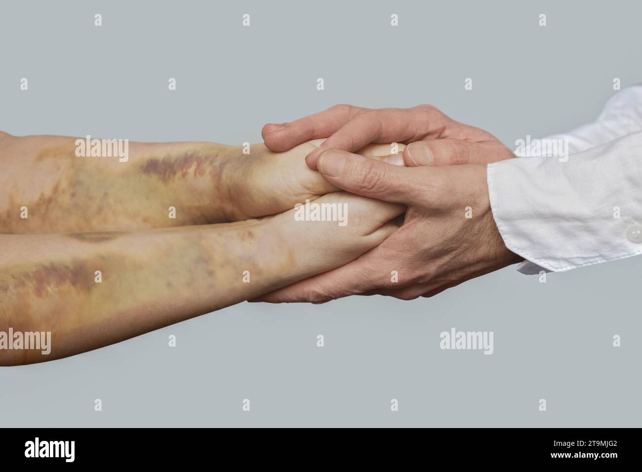 Mains du patient et du médecin ensemble. Concept de support et d'aide Banque D'Images