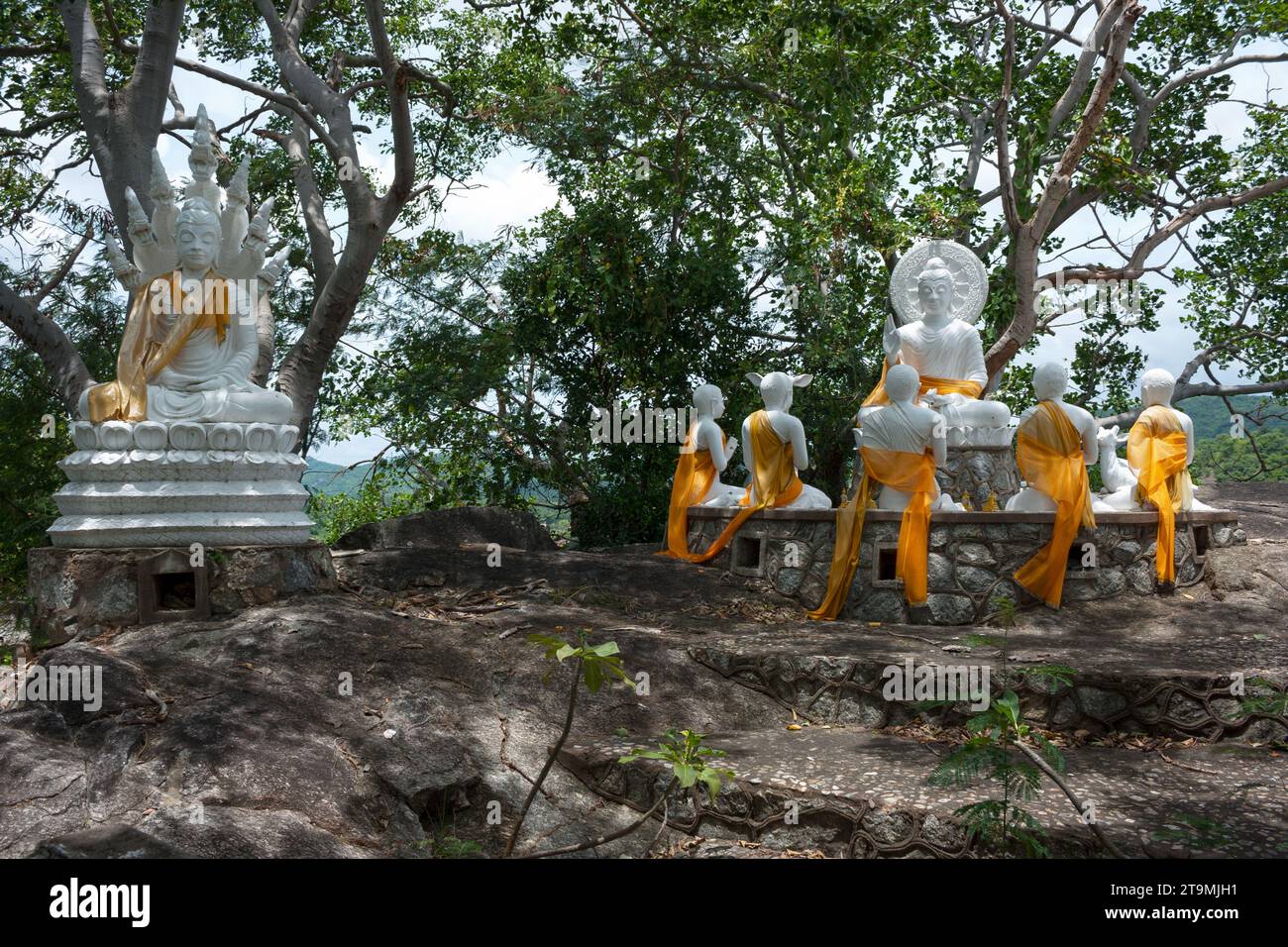 Deux statues de Bouddhas, l'une méditant et l'autre enseignant est disciples au Wat Khao Krai LART à Hua Hin, Thaïlande. Banque D'Images Deux statues de Bouddhas, l'une méditant et l'autre enseignant est disciples au Wat Khao Krai LART à Hua Hin, Thaïlande. Banque D'Images