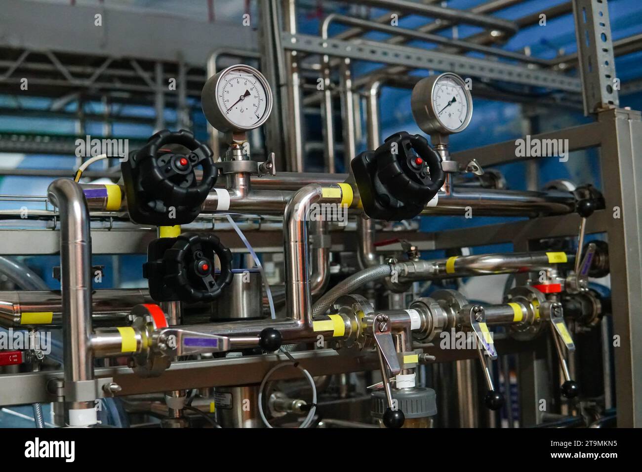 Usine contemporaine de fabrication de vin de champagne à l'intérieur. Équipement spécial pour la préparation du vin mousseux. Production de champagne. Banque D'Images