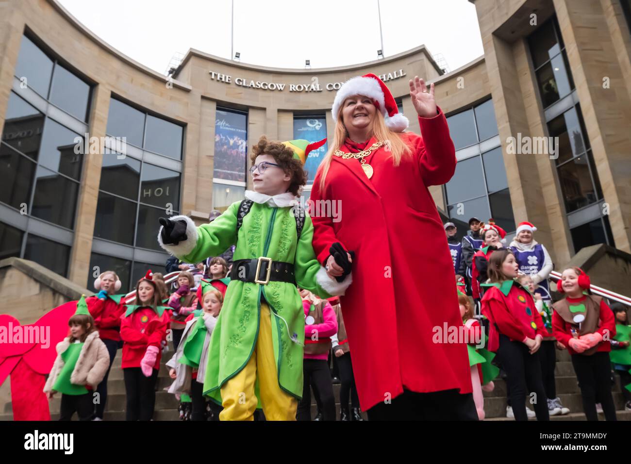 Glasgow, Écosse, Royaume-Uni. 26 novembre 2023. Lord Provost de Glasgow Jacqueline McLaren assiste au style Mile Christmas Carnival. Des artistes festifs, des musiciens et des danseurs en costumes divertissent la foule pendant que le style Mile Christmas Carnival se produit le long de Buchanan Street. Crédit : SKULLY/Alamy Live News Banque D'Images