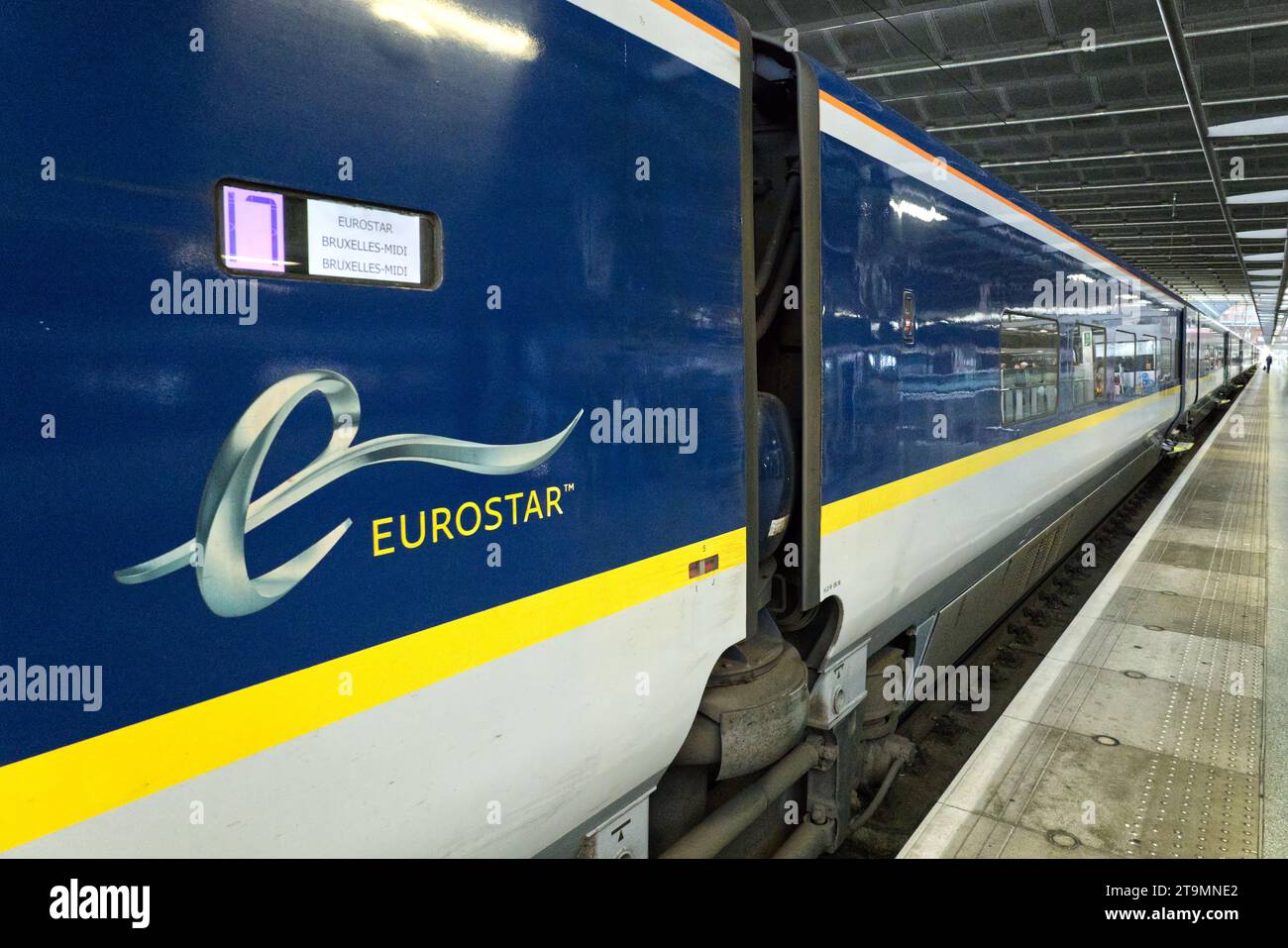 Train Eurostar à destination de Bruxelles en Belgique à la plate-forme prête à partir de la gare internationale de St Pancras à Londres, Angleterre, Royaume-Uni Banque D'Images