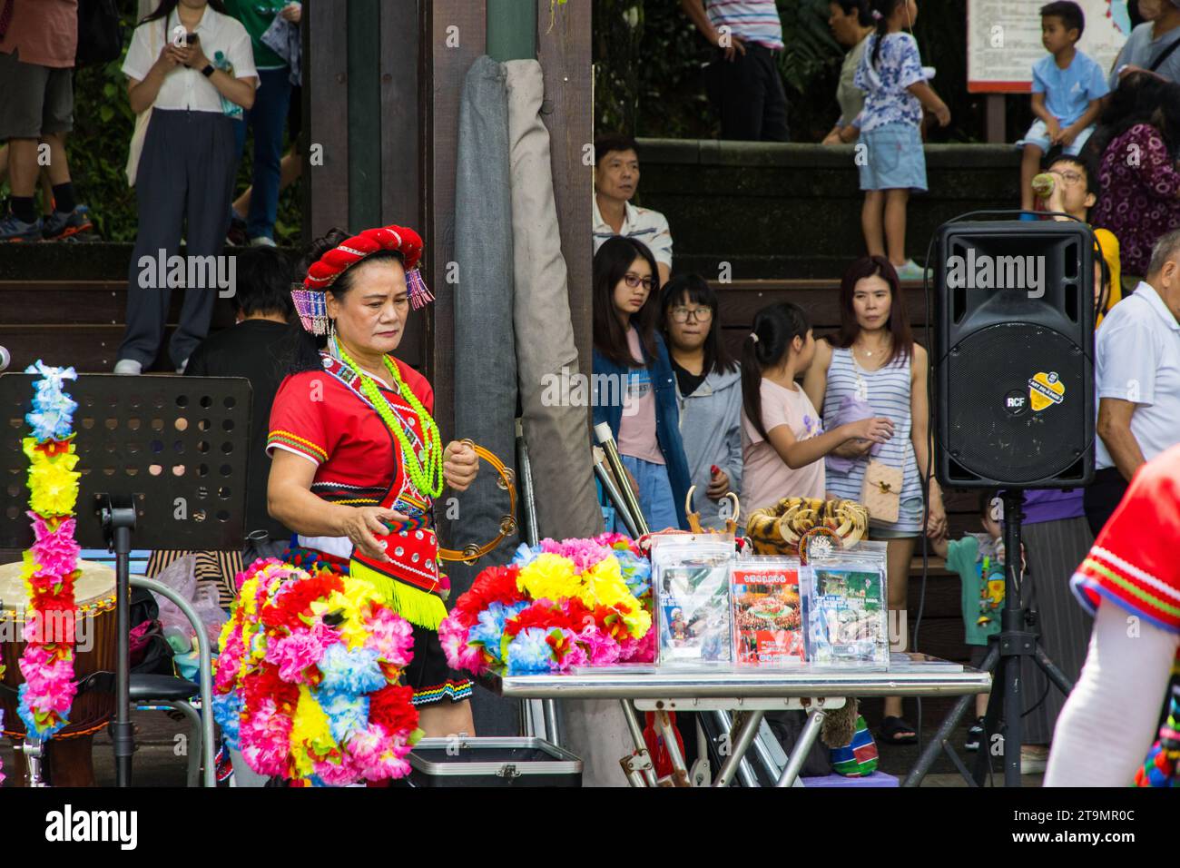 Sun Moon Lake, Yuchi, Taiwan - 9 octobre 2023 : Thao Street Singers et groupes autochtones taïwanais se produisant dans le temple de Xuanguang avec d traditionnel Banque D'Images